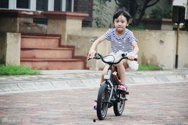 娱乐吃瓜酱骑车摔倒,健康安全不容忽视